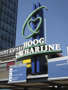 905597 Afbeelding van een reclamezuil met de tekst 'HOOG CATHARIJNE' op het Stationsplein te Utrecht, boven de trappen ...
